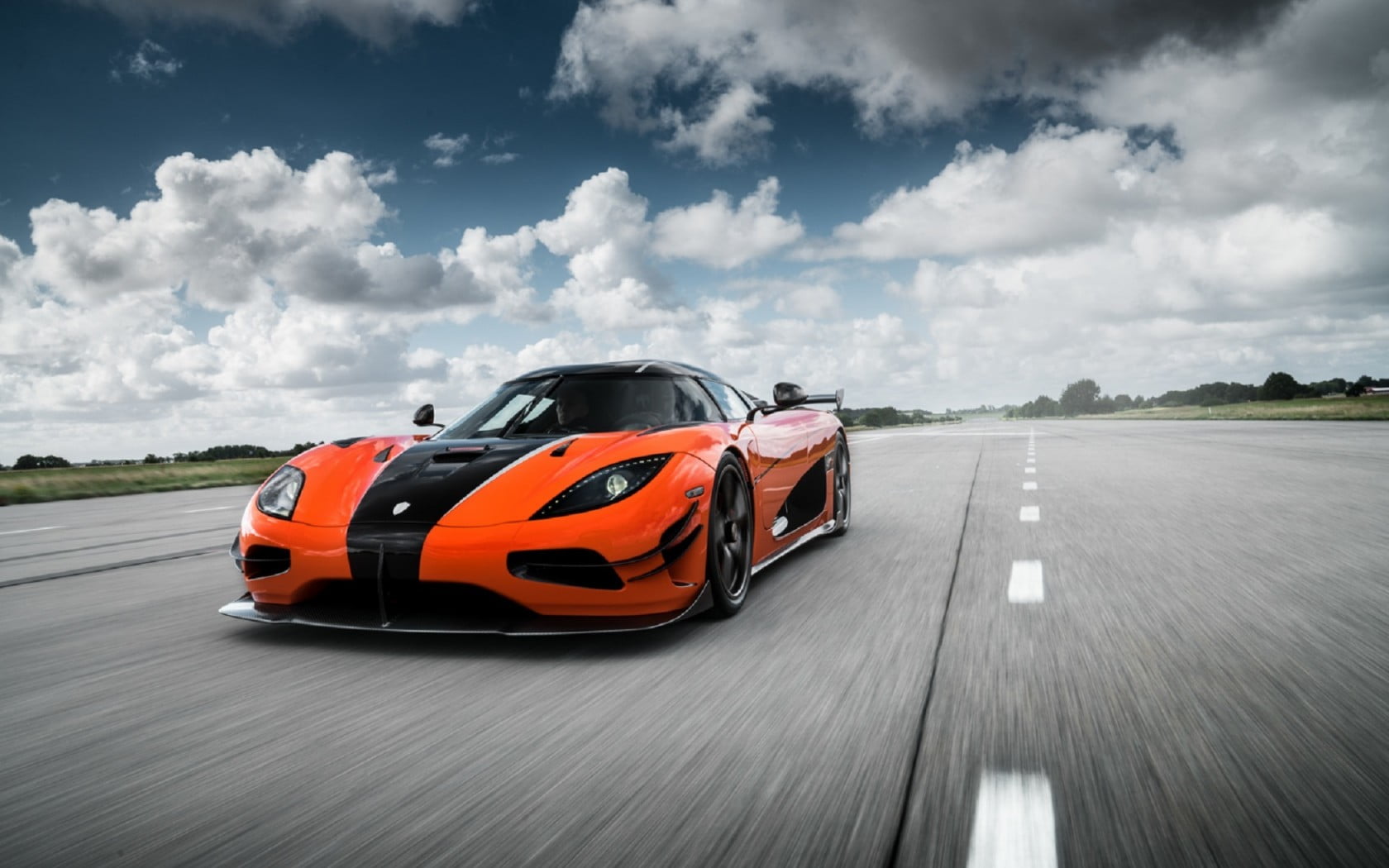 orange and black Koenigsegg Agera R