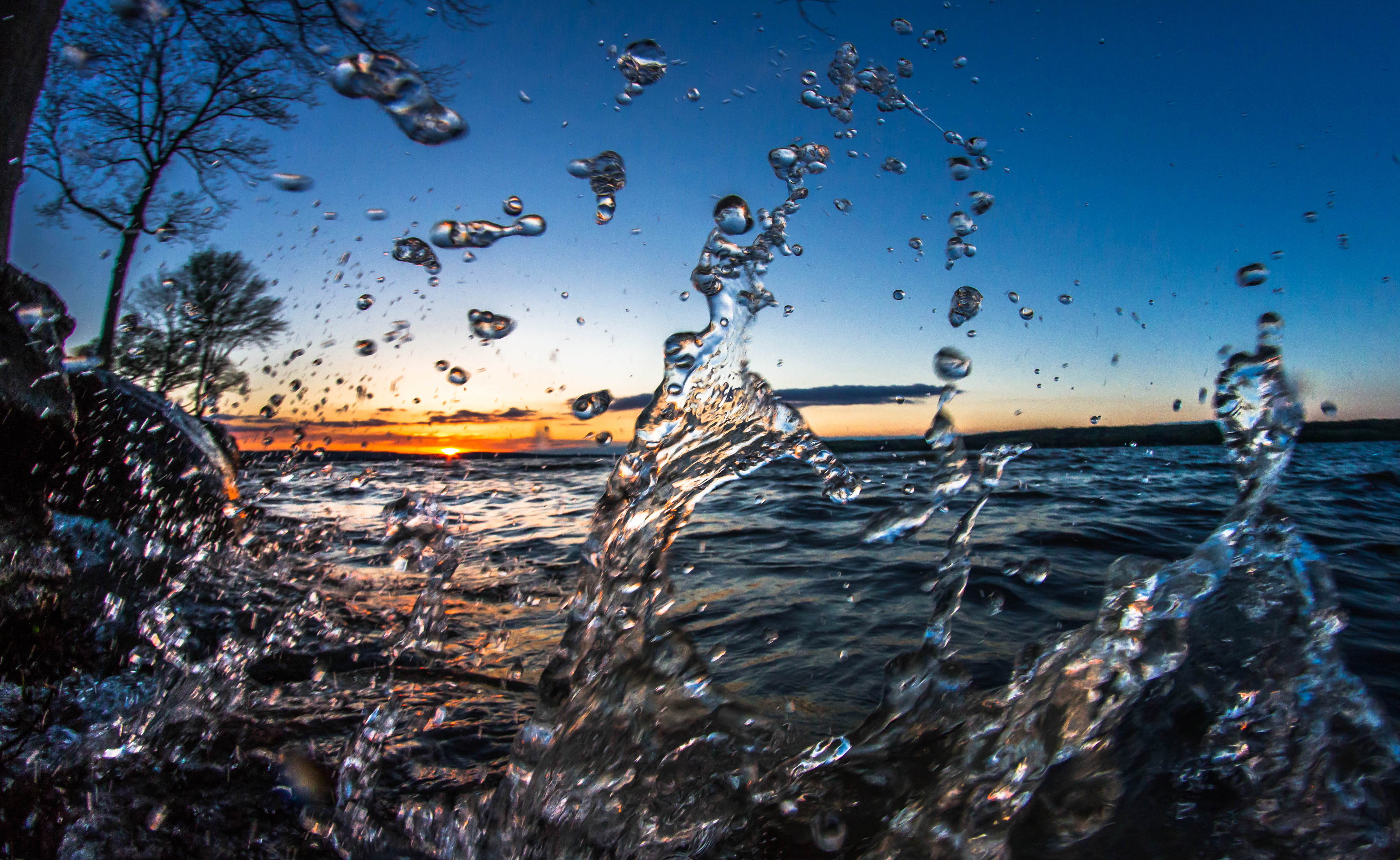 Лучшие обои фото на телефон. Брызги воды. Вода в природе. Всплеск воды. Пейзаж с водой.