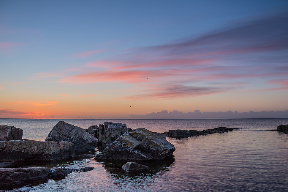 gray rocks near seashore during daytime HD wallpaper