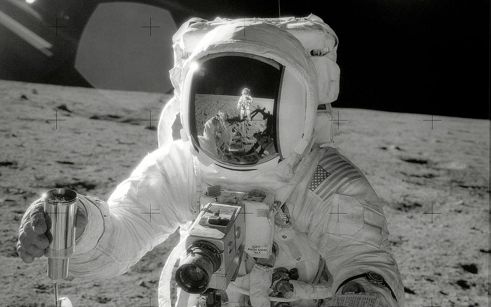 white austronote, astronaut, spacesuit, Moon, space HD wallpaper
