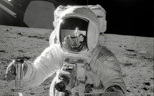 white austronote, astronaut, spacesuit, Moon, space