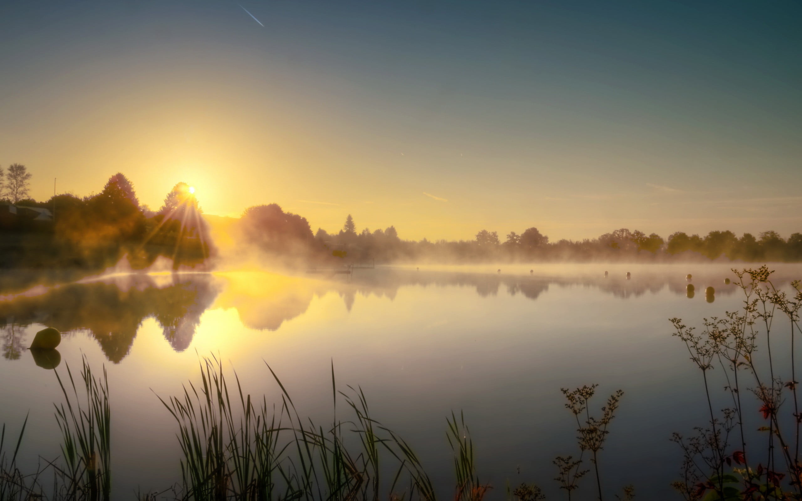 Пейзаж утро. «Рассвет над рекой» - Федор Васильев. Рассвет на озере. Рассвет над озером. Озеро туман рассвет.