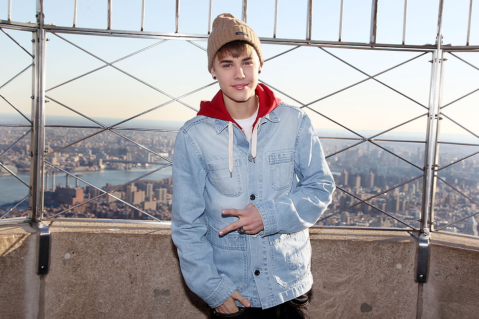Justin Bieber photo wearing blue denim button-up jacket and brown knit cap HD wallpaper