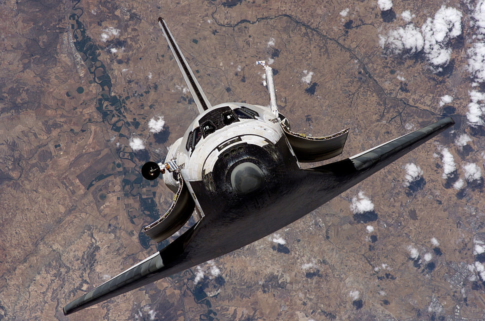 black and gray space ship HD wallpaper