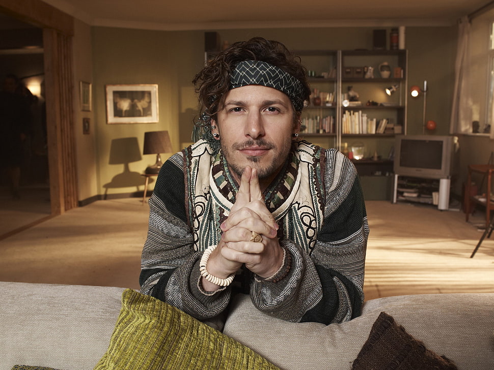 man wearing gray and white tribal sweatshirt HD wallpaper