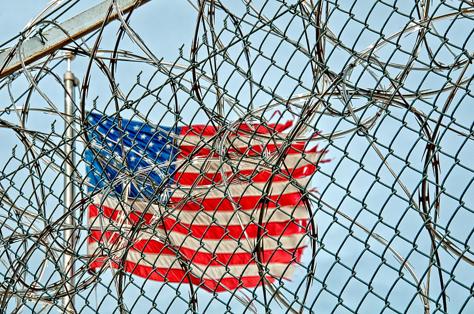 flag of the United States of American near chain link fence HD wallpaper
