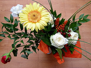yellow Daisy and white Roses