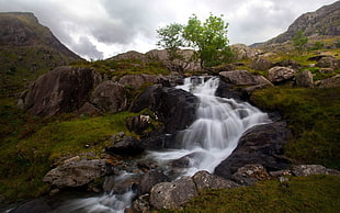 waterfalls in rocky mountain at daytime HD wallpaper