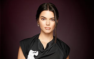 woman wearing black sleeveless top