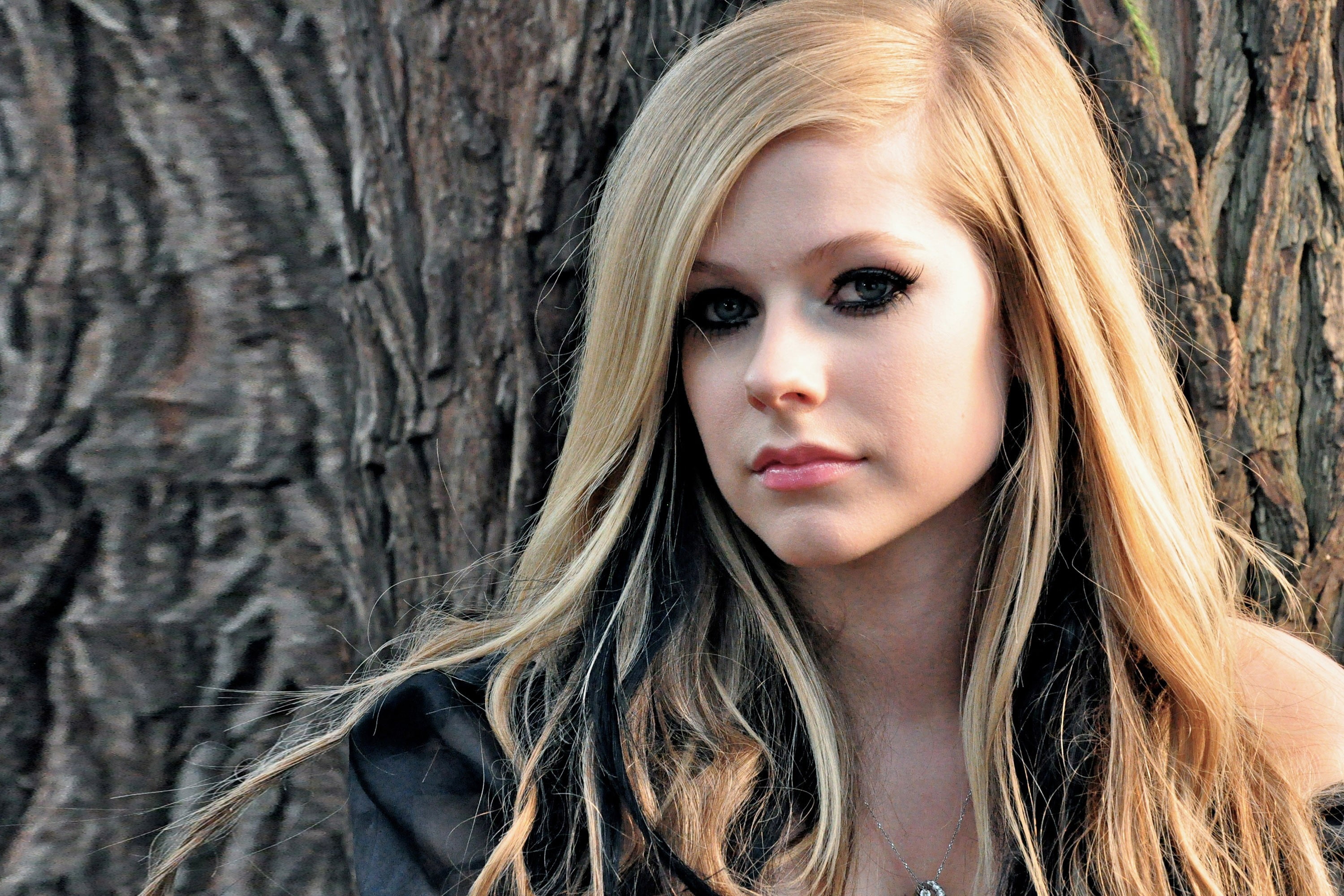 Avril Lavigne Avril Lavigne Open Mouth Singer Green Hair Hd Wallpaper Wallpaper Flare