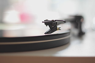 closeup photography of black vinyl player