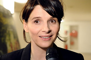 woman wearing black top