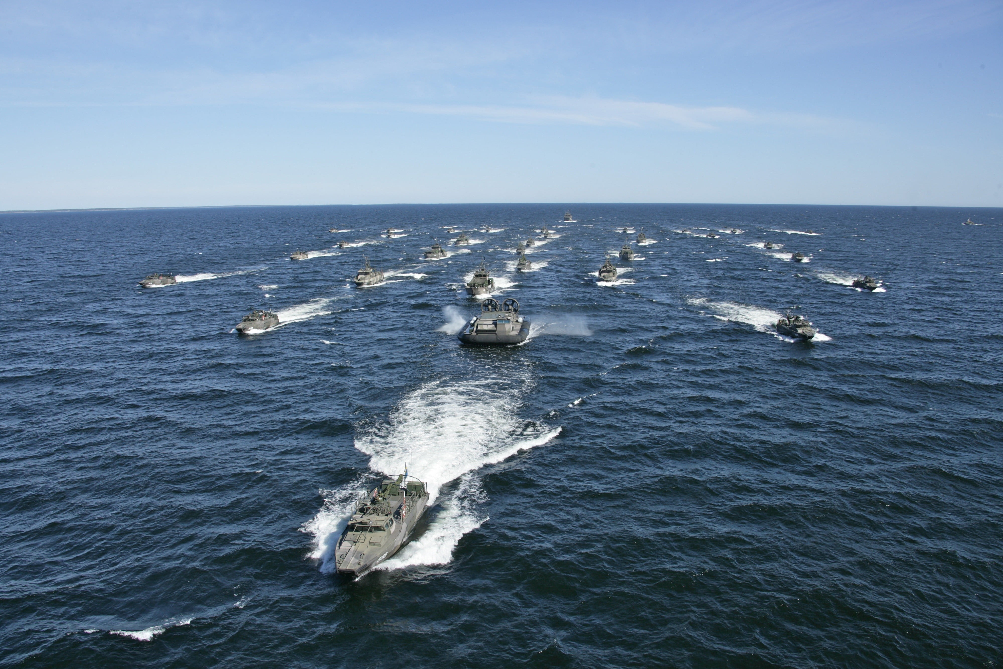 Красное море и военные. ВМФ берег. Океан и Военная лодка. Океанские военные защита. Фон океан ВМФ.
