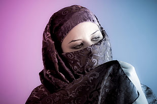 woman wearing black and gray hijab