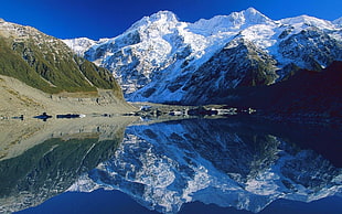 photo of body of water and mountains during daytime HD wallpaper