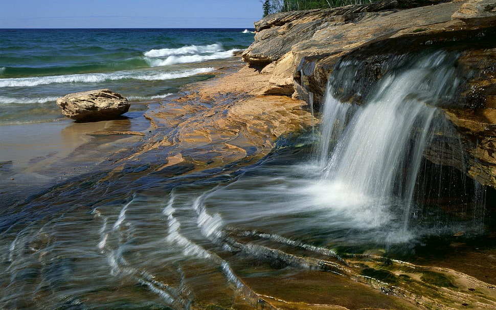 waterfall during daytime HD wallpaper