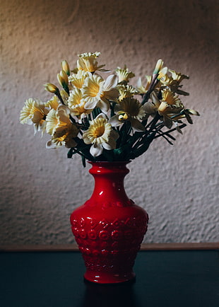 yellow daffodil flowers centerpiece