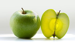 green ripe and unripe apples