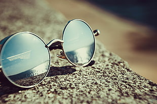 shallow focus photography of silver frame eyeglasses
