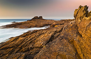 brown rock formation near sea at daytime, saint-guénolé HD wallpaper