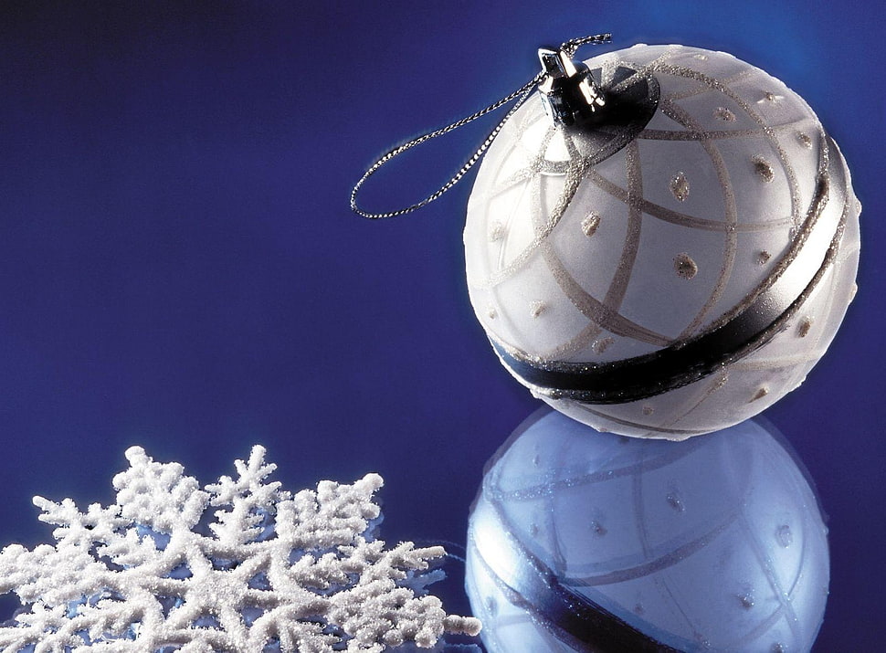 round white Christmas bauble HD wallpaper