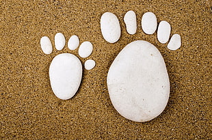 closeup photography of stone foot print on sand HD wallpaper