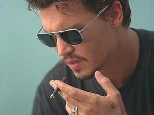 Leonardo Di Caprio with silver-colored framed sunglasses HD wallpaper
