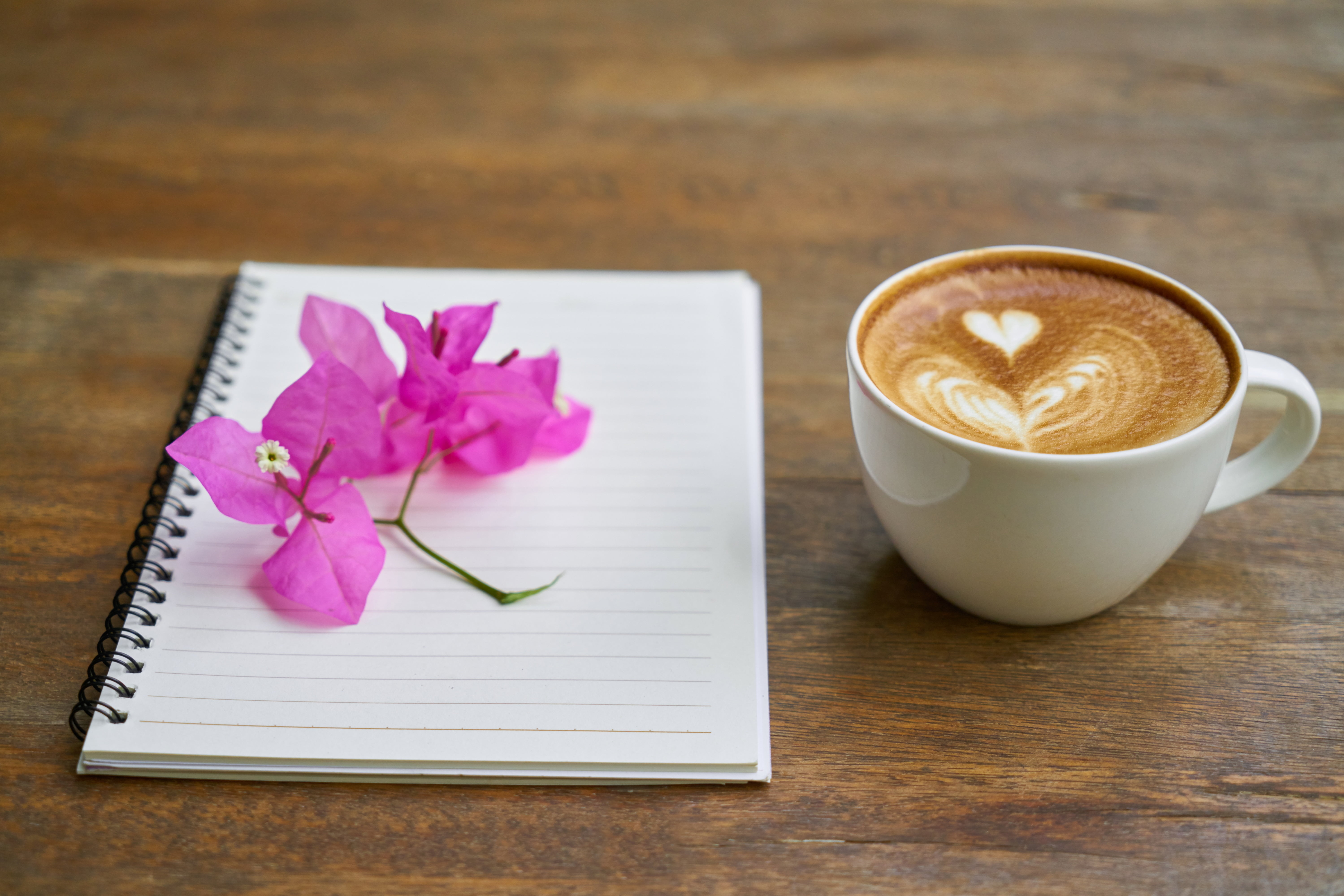 Утро четвертый. Кофе и цветы. Кофе на столе. Обои на рабочий стол кофе и цветы. Цветы на столике кофе Кружка.