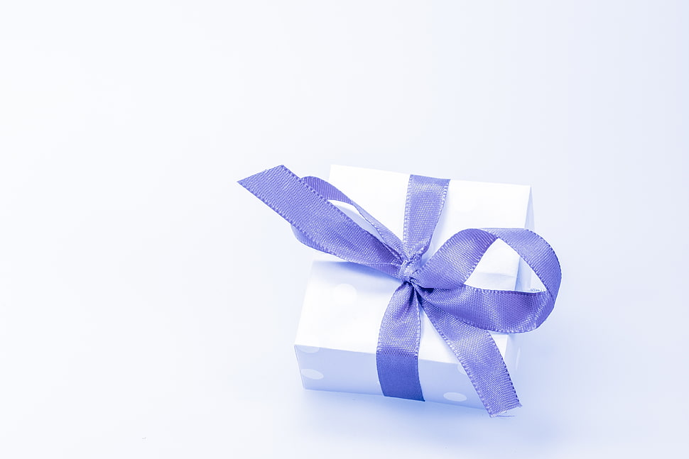 white and purple gift box HD wallpaper