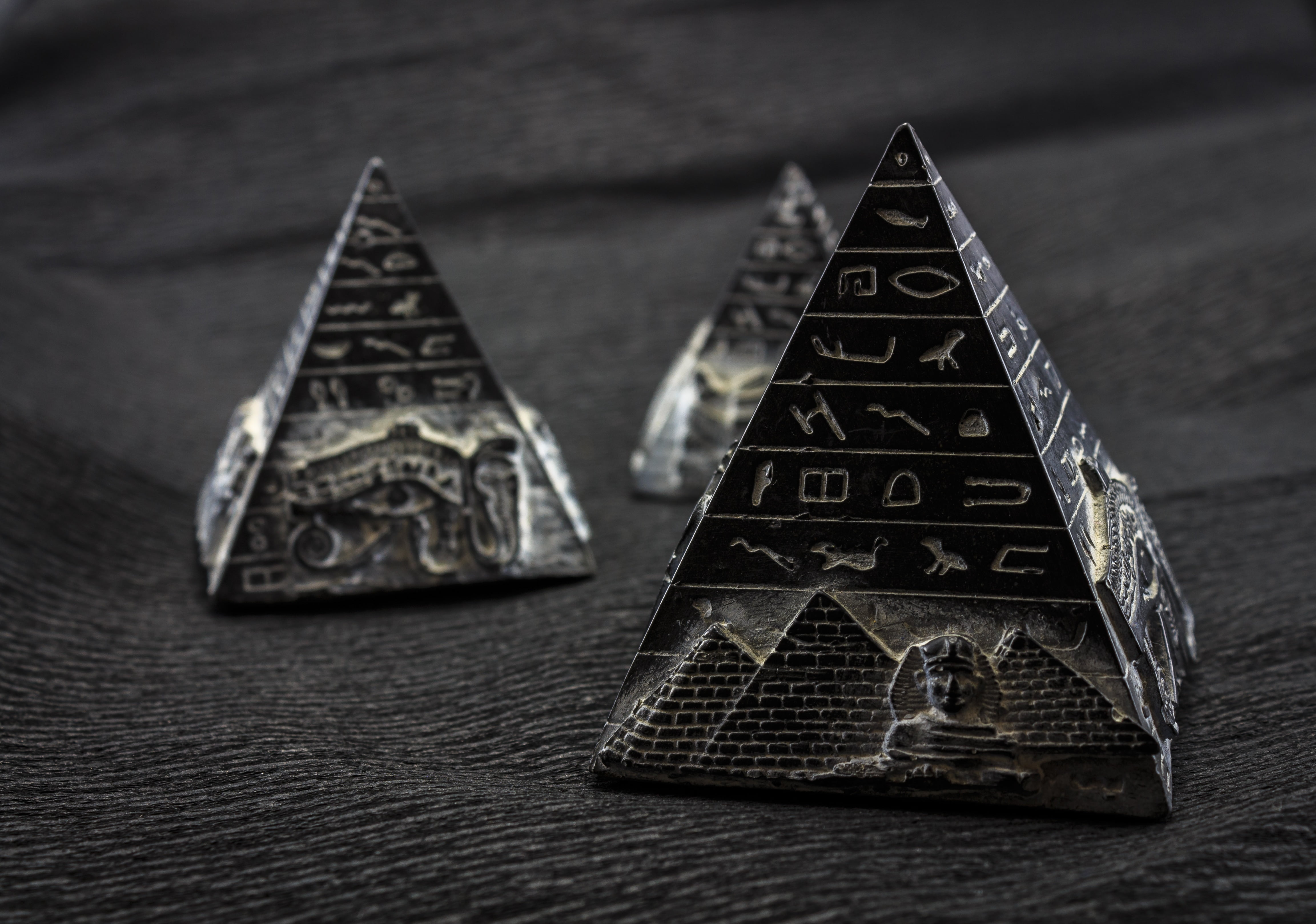 2 друга пирамида. Пирамида масонства. Egypt сувенир пирамида. Магическая пирамида. Чёрная пирамида.