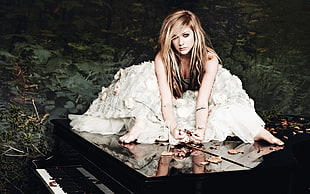 Avril Lavigne wearing white gown sitting on a grass photography HD wallpaper