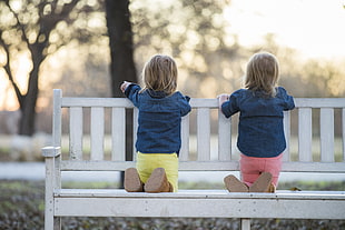 two children on bench HD wallpaper