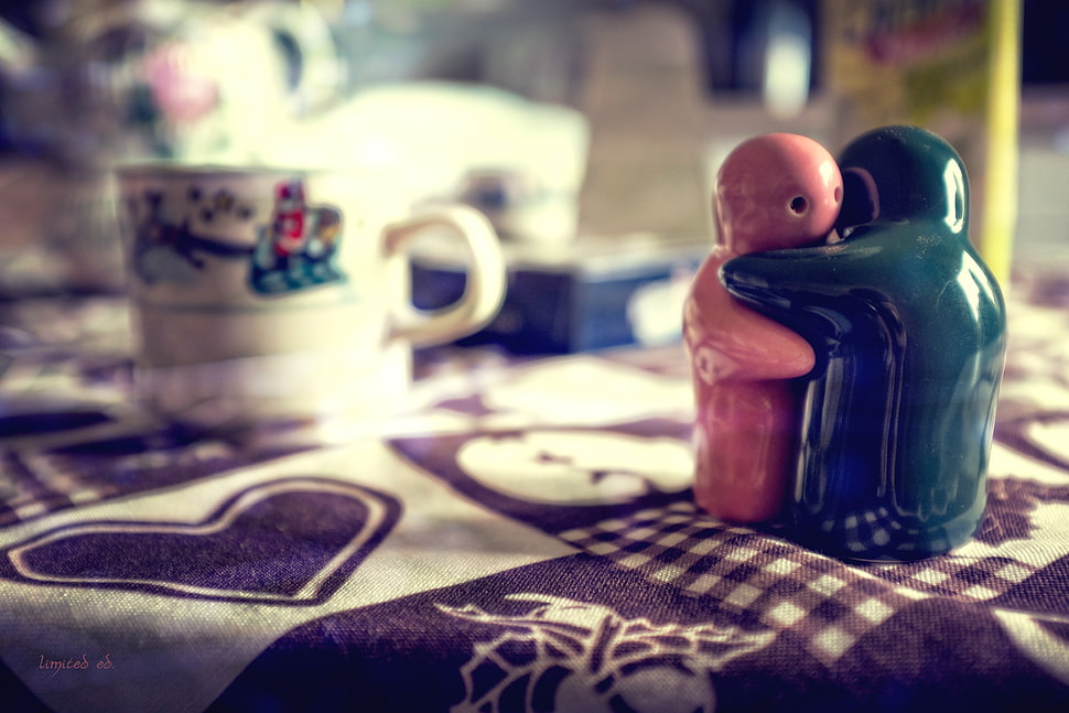 two red and green ceramic figurines, tablecloth, salt, Pepper, depth of field HD wallpaper