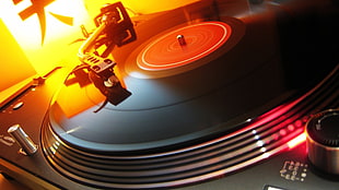 close-up photography of black vinyl player