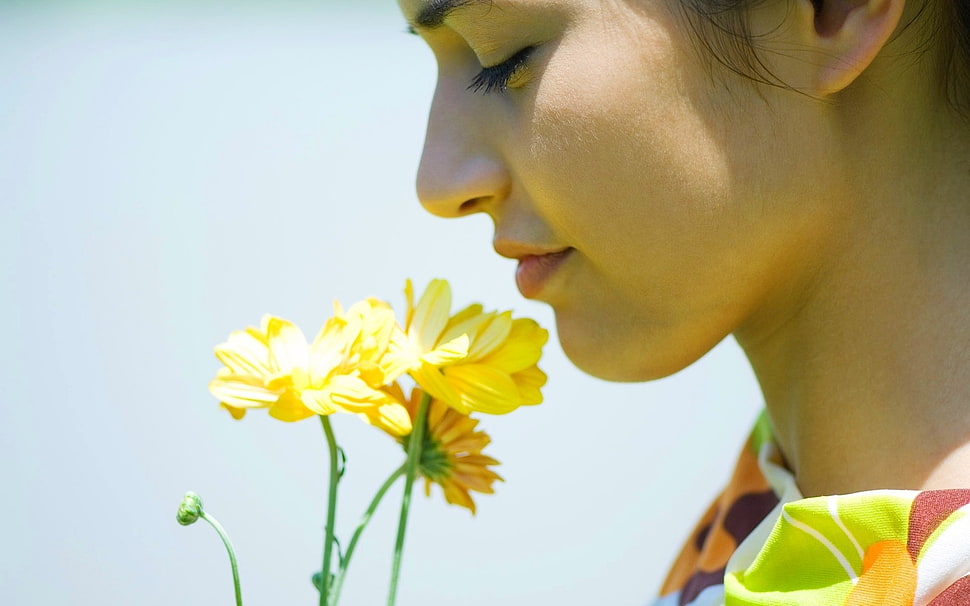woman smelling flower HD wallpaper