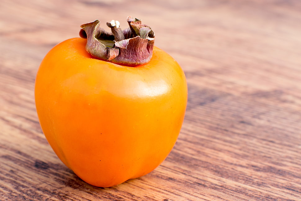 Tomato vegetable on brown board HD wallpaper