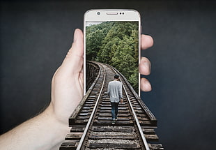 male in gray long-sleeve shirt walking on trail track smartphone application photo HD wallpaper