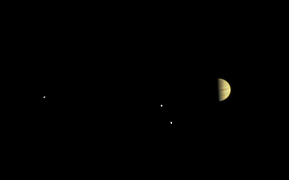 dark sky showing half moon HD wallpaper