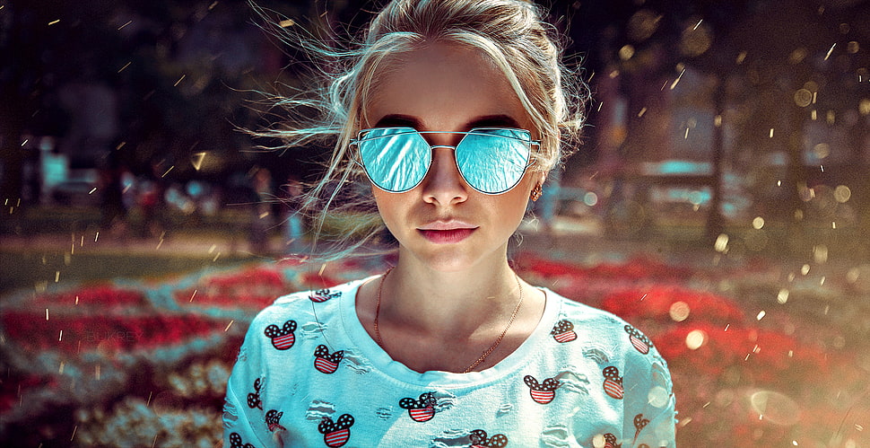 woman wears sunglasses and teal crew-neck shirt HD wallpaper