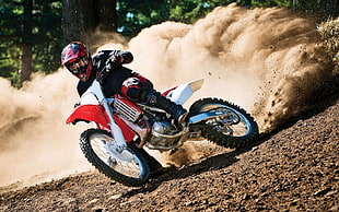 dirt bike rider on dirt during daytime photo HD wallpaper