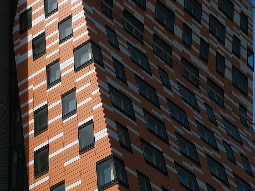 brown, white, and black painted building HD wallpaper