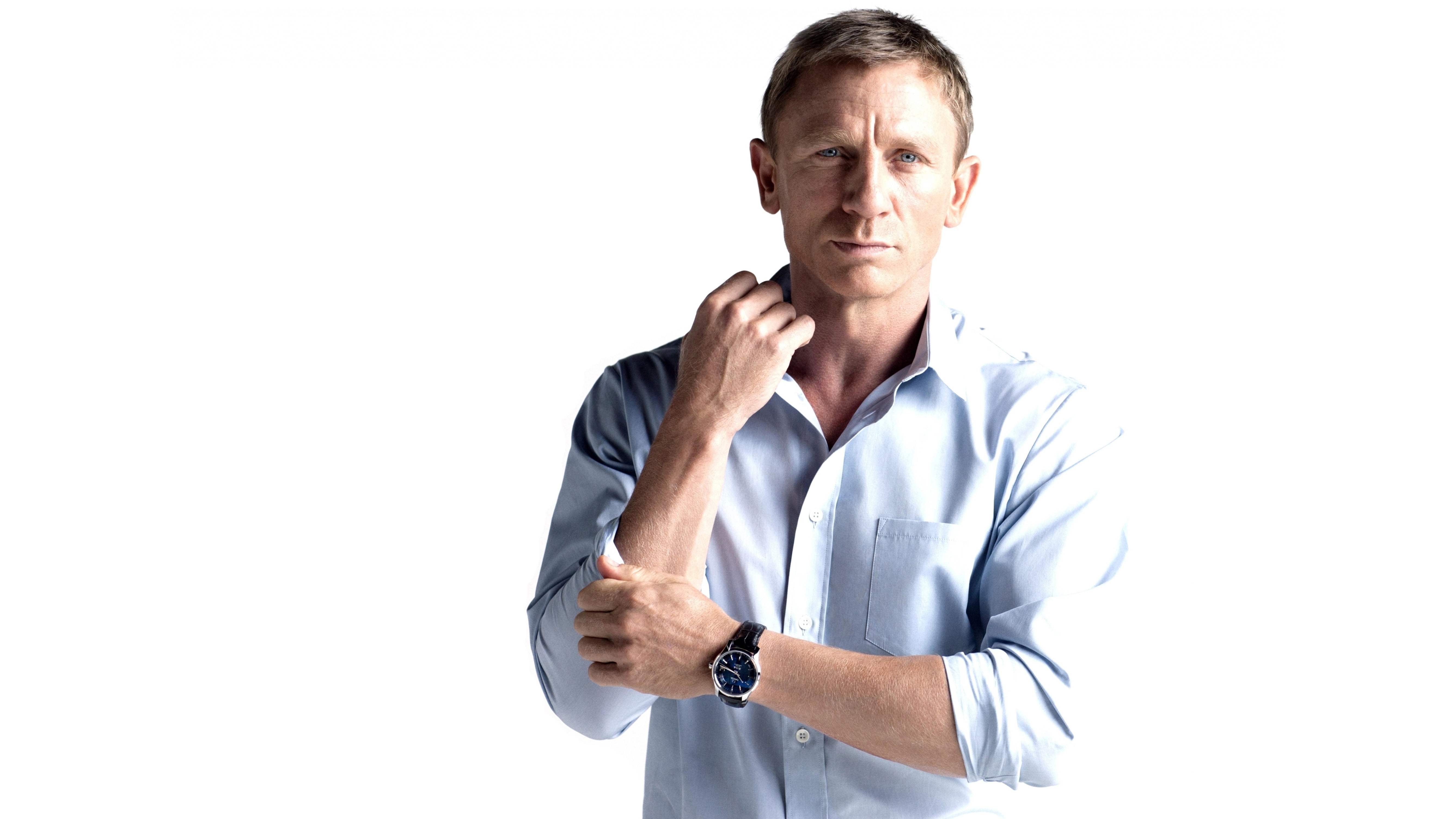 Daniel Craig wearing blue dress shirt wallpaper