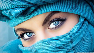 woman's blue eyes