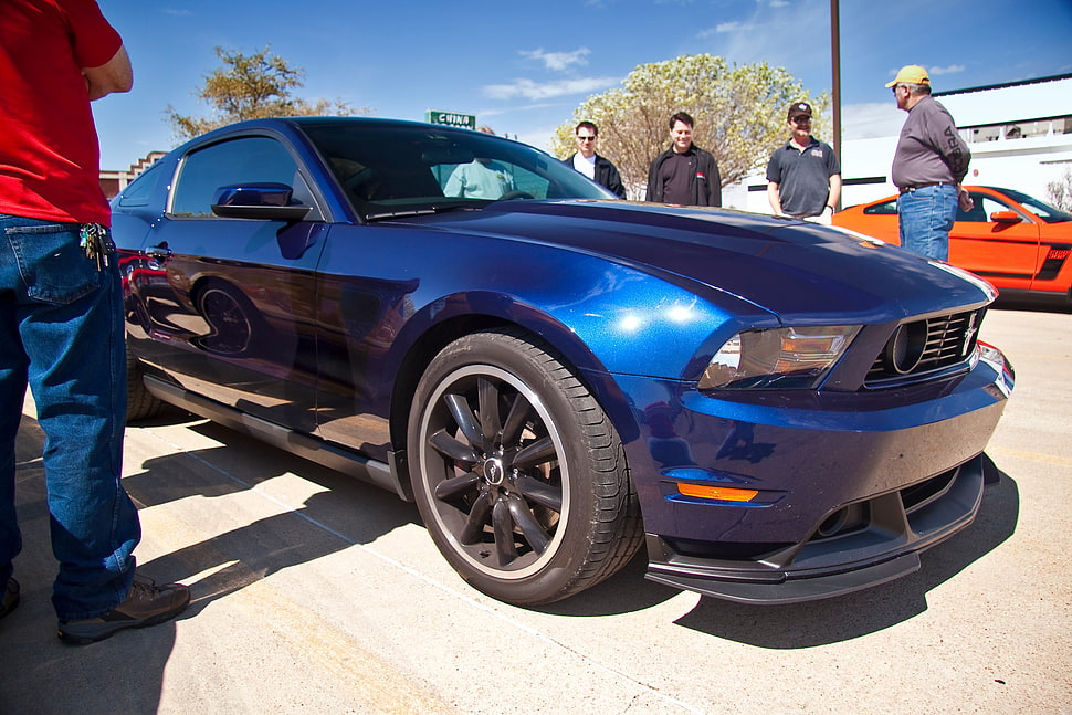 blue Ford Mustang during daytime HD wallpaper