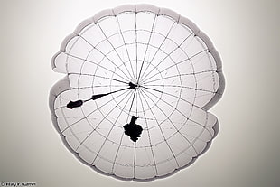 round white and black fabric cover, parachutes HD wallpaper