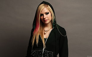 Avril Lavigne, Avril Lavigne, singer, necklace, simple background HD wallpaper