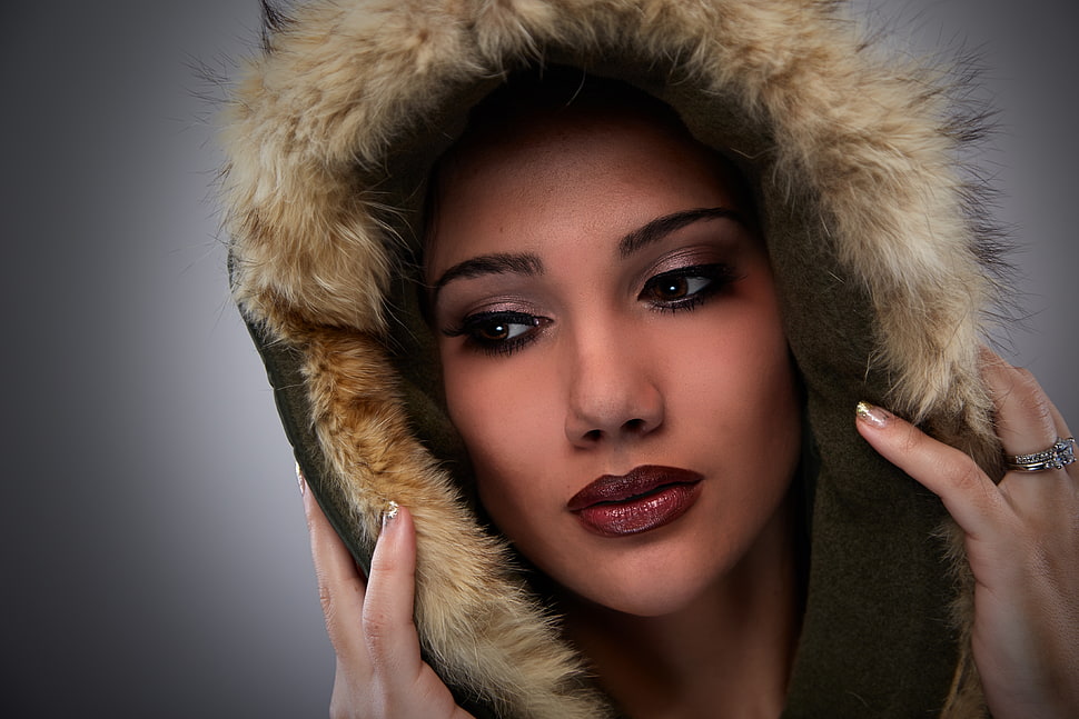 woman wearing black and brown fur hoodie HD wallpaper