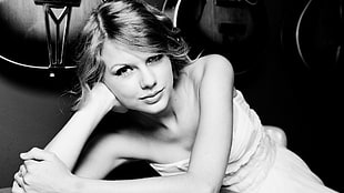 Taylor Swift grayscale photo