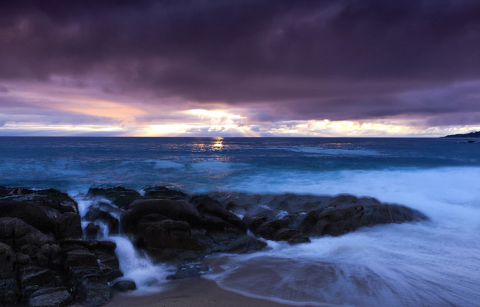 Sea Under Gray Sky during Day Time HD wallpaper
