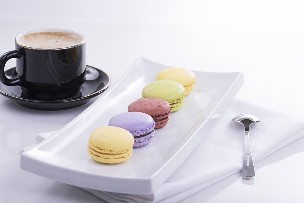 five assorted colors macaroons on white ceramic plate during daytime HD wallpaper